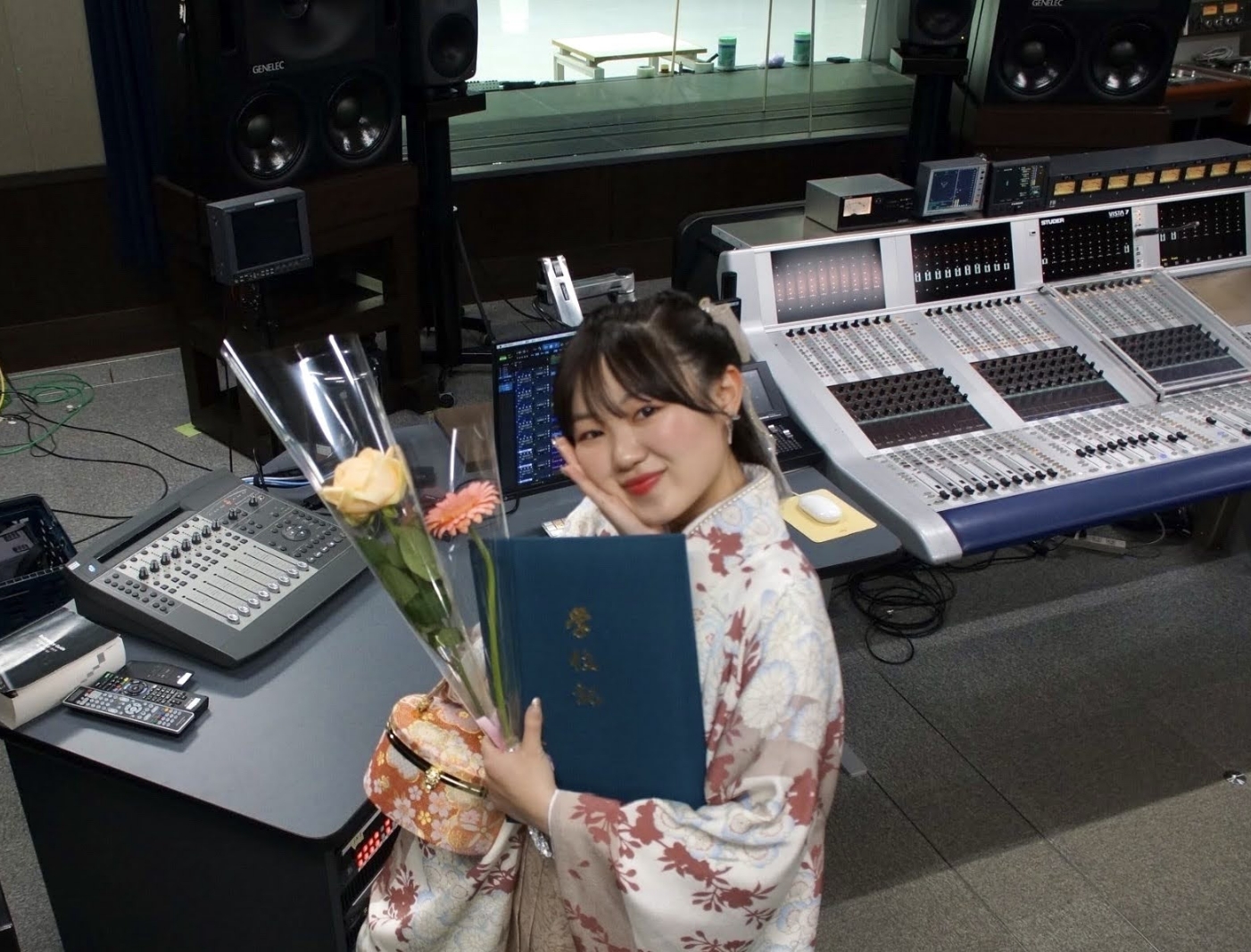 卒業式の時、録音スタジオで撮った1枚。ミキサーってかっこいい！！