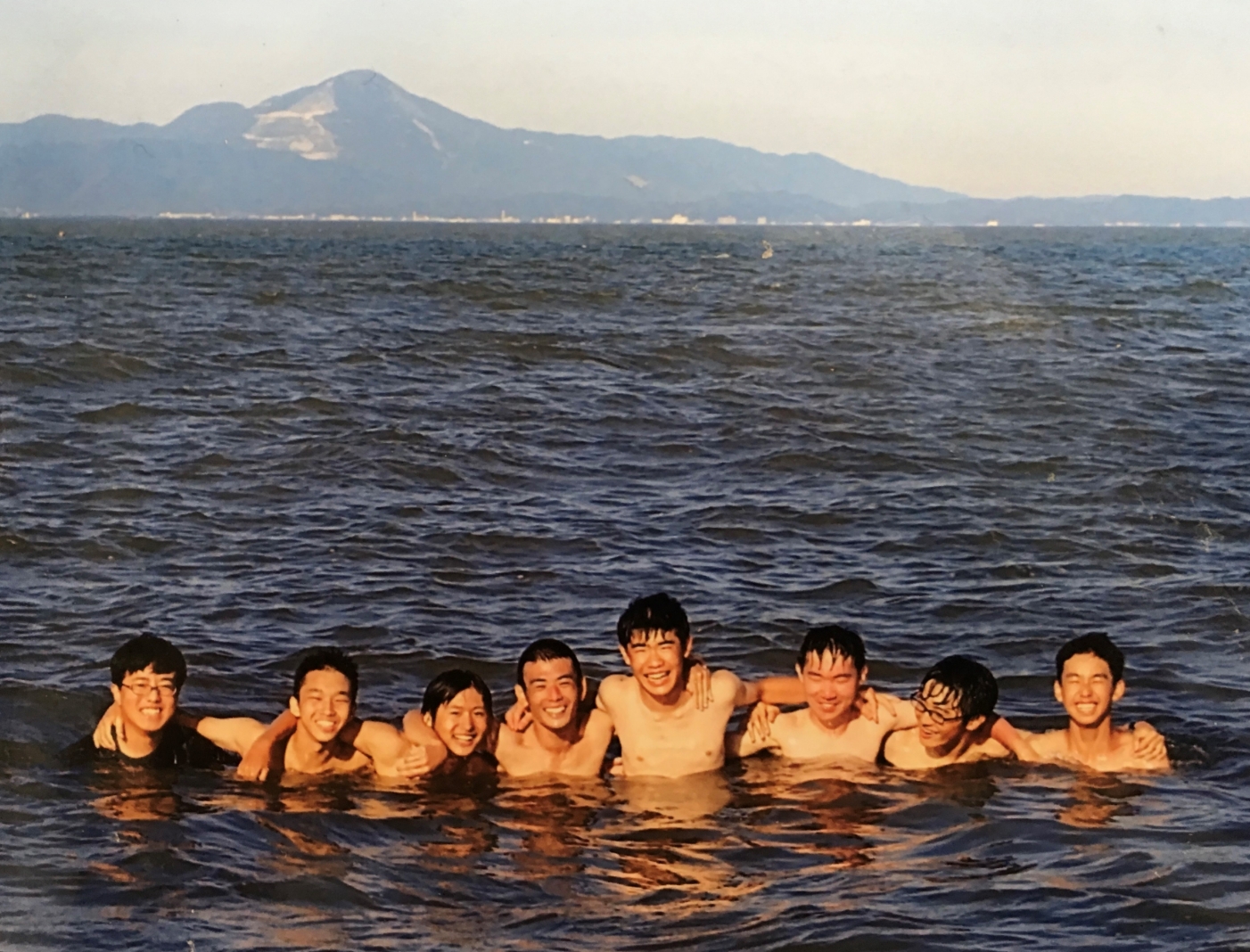 高校では、ワンダーフォーゲル部に所属。琵琶湖を徒歩で一周！渋谷から富士山頂まで徒歩で登りきりました！