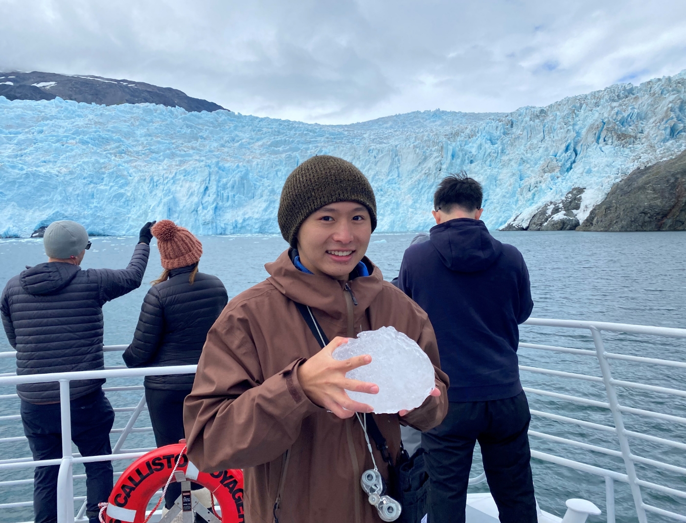 人生のバイブルのような映画『Into the Wild』の舞台、アラスカへ。寒さで笑顔が引きつっています。