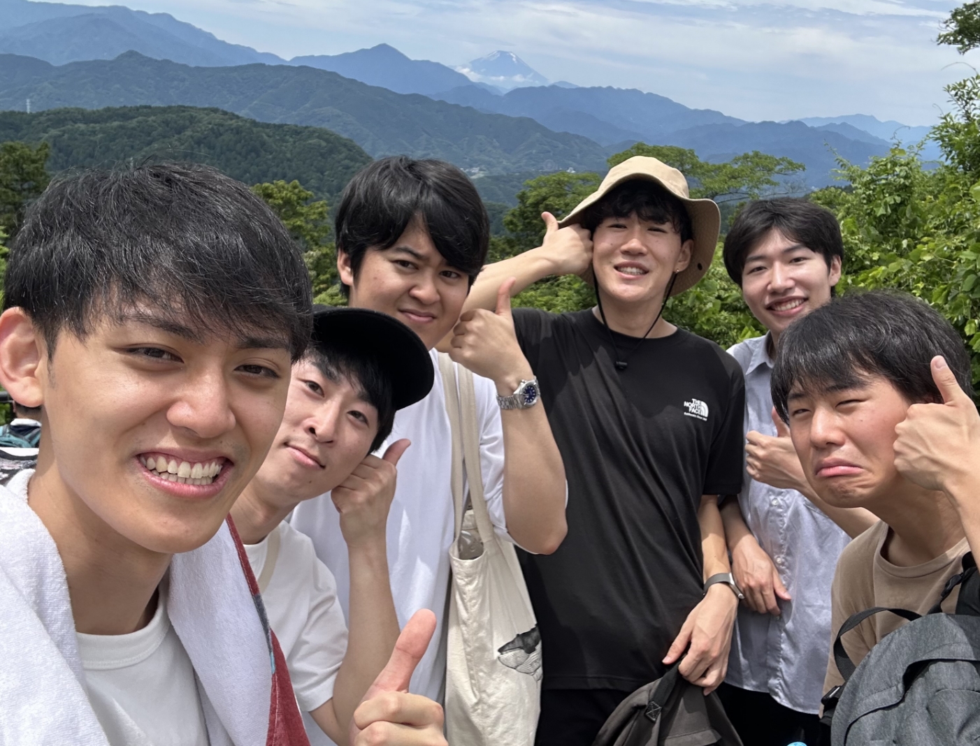 同期と好きを語りながら割と低めの山に登った時の一枚。皆何かしらのオタクです。