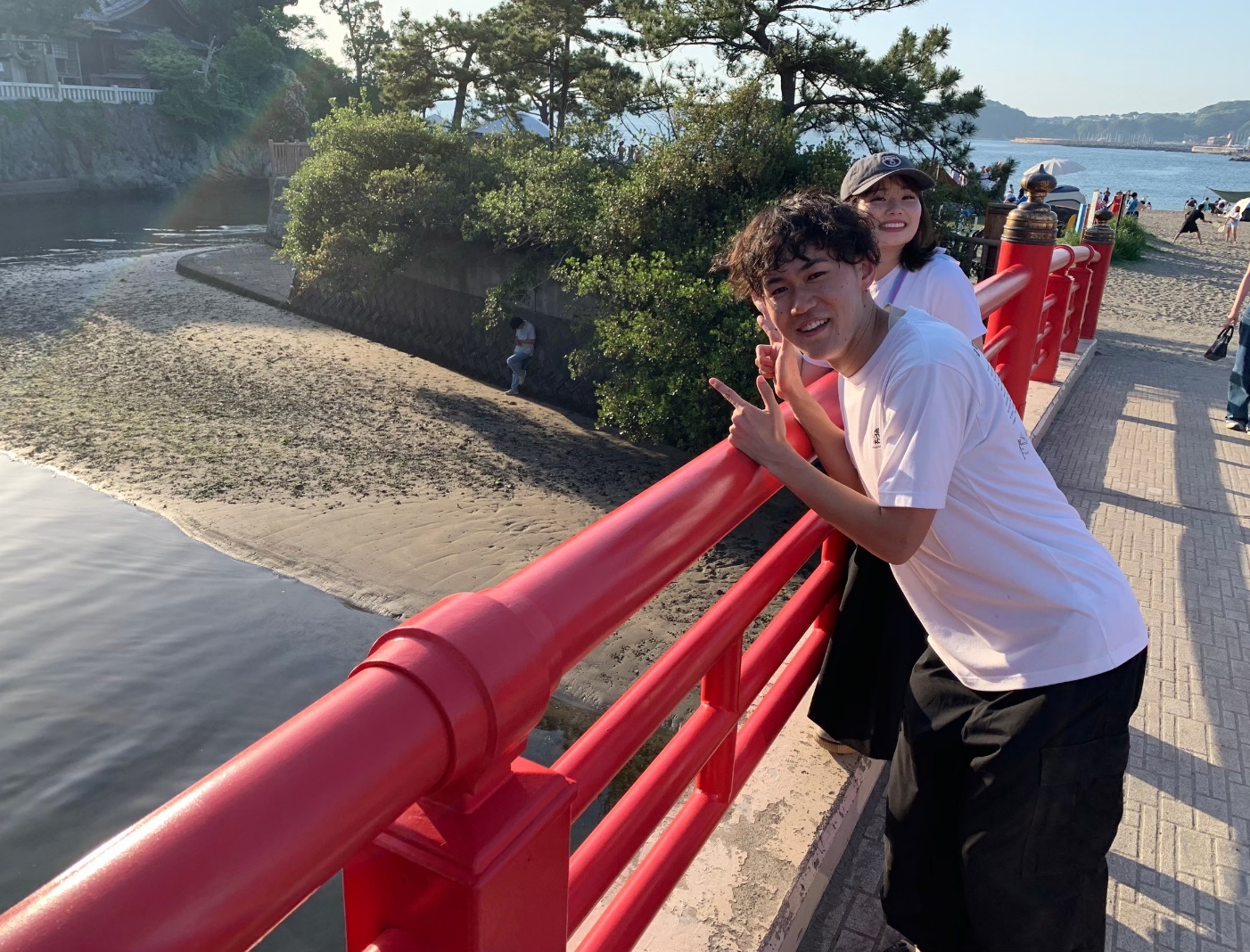 同時刻、よく見ると木陰には集団から抜け出して休憩している男の姿が…