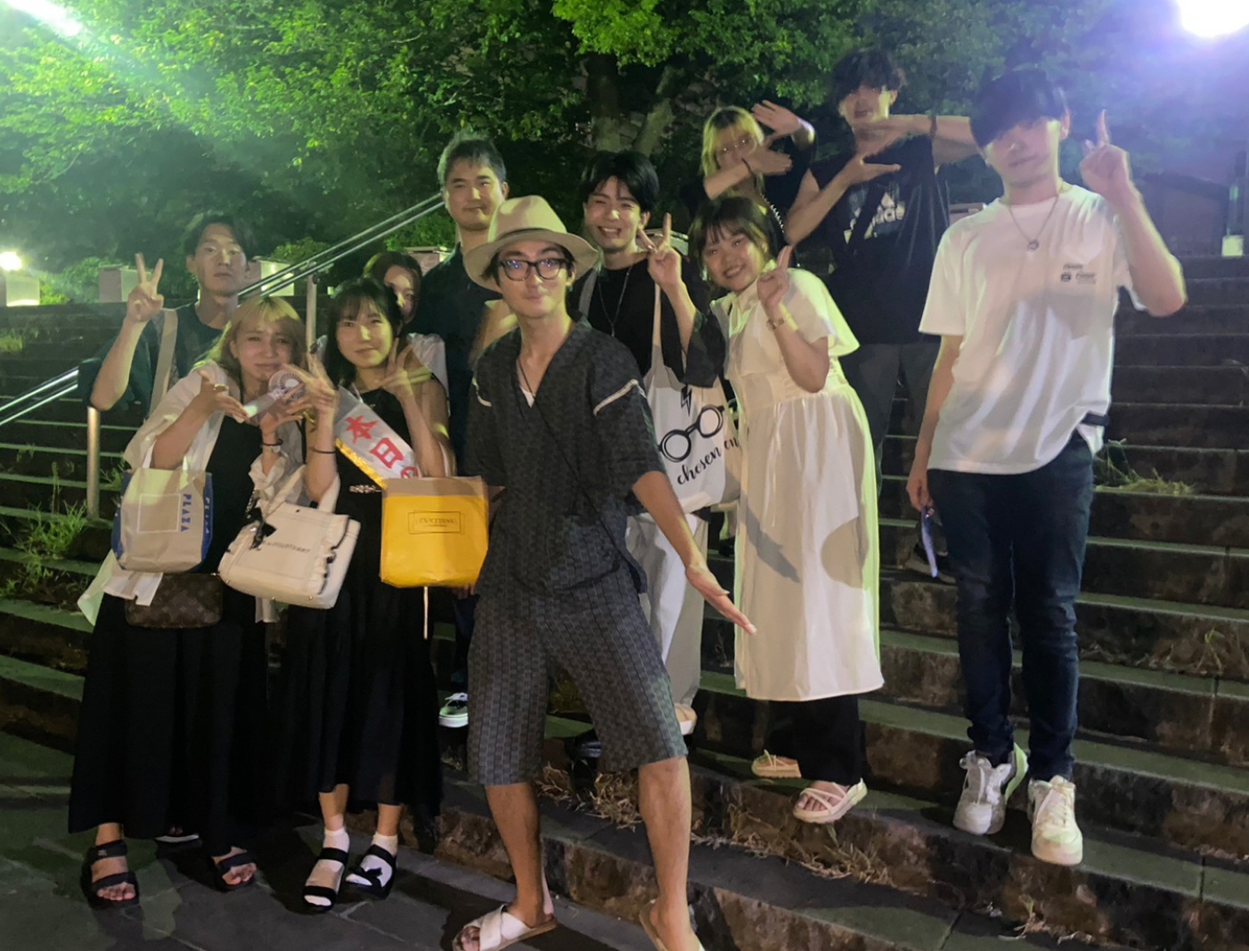 「また何かおかしなことをやっているよ」そう言いながらなんだかんだいつも集まってくれる大学時代のファミリーのみなさん。屋形船でのもんじゃパーティー後にパシャリ。