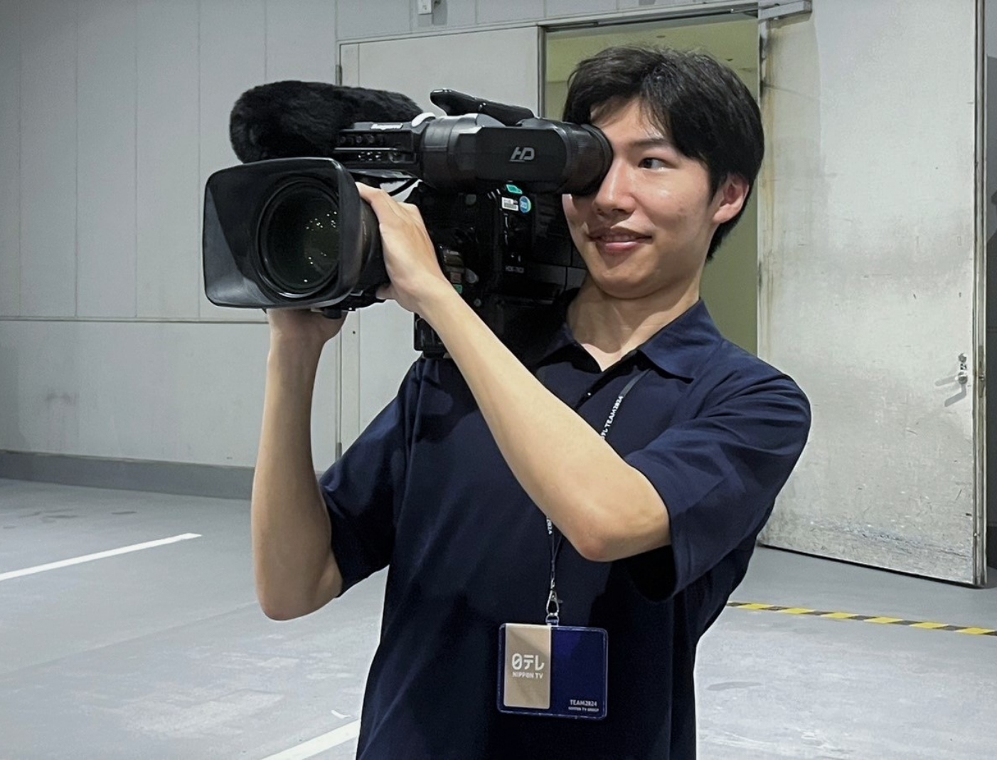 報道カメラのファインダーをのぞく際、周囲の状況把握のために両目を開けて撮影するのは新たな発見でした。