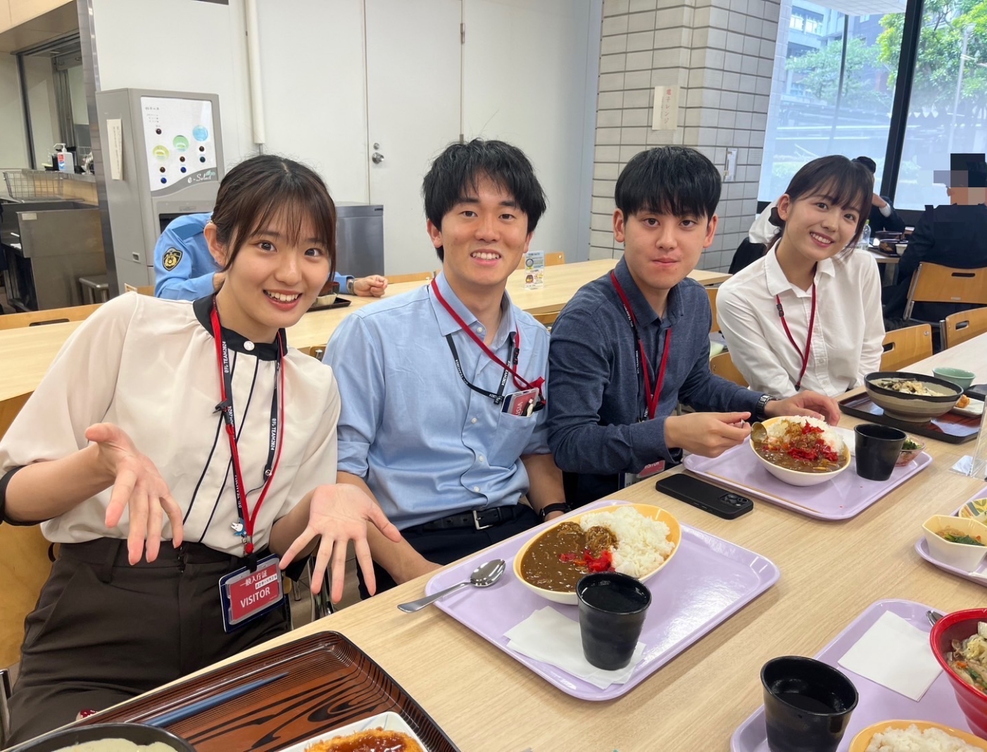 このチームで充実した研修を真剣に取り組んでいましたが、同期で食事をするとどうしても笑みがこぼれてしまいます！