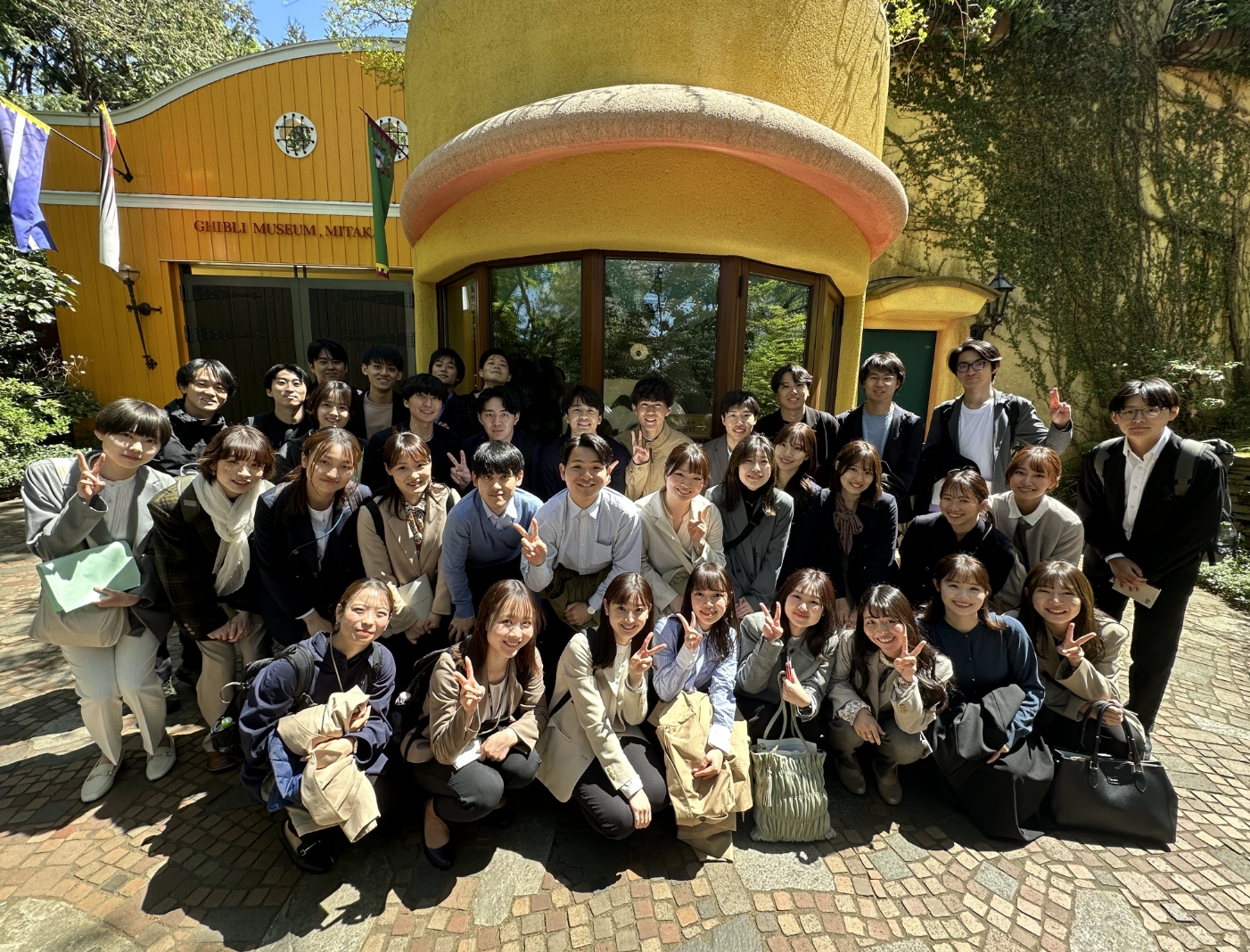 研修で訪れた三鷹の森ジブリ美術館の前で同期と。館内は海外の方で溢れていてメイドインジャパンコンテンツの底力を感じました！