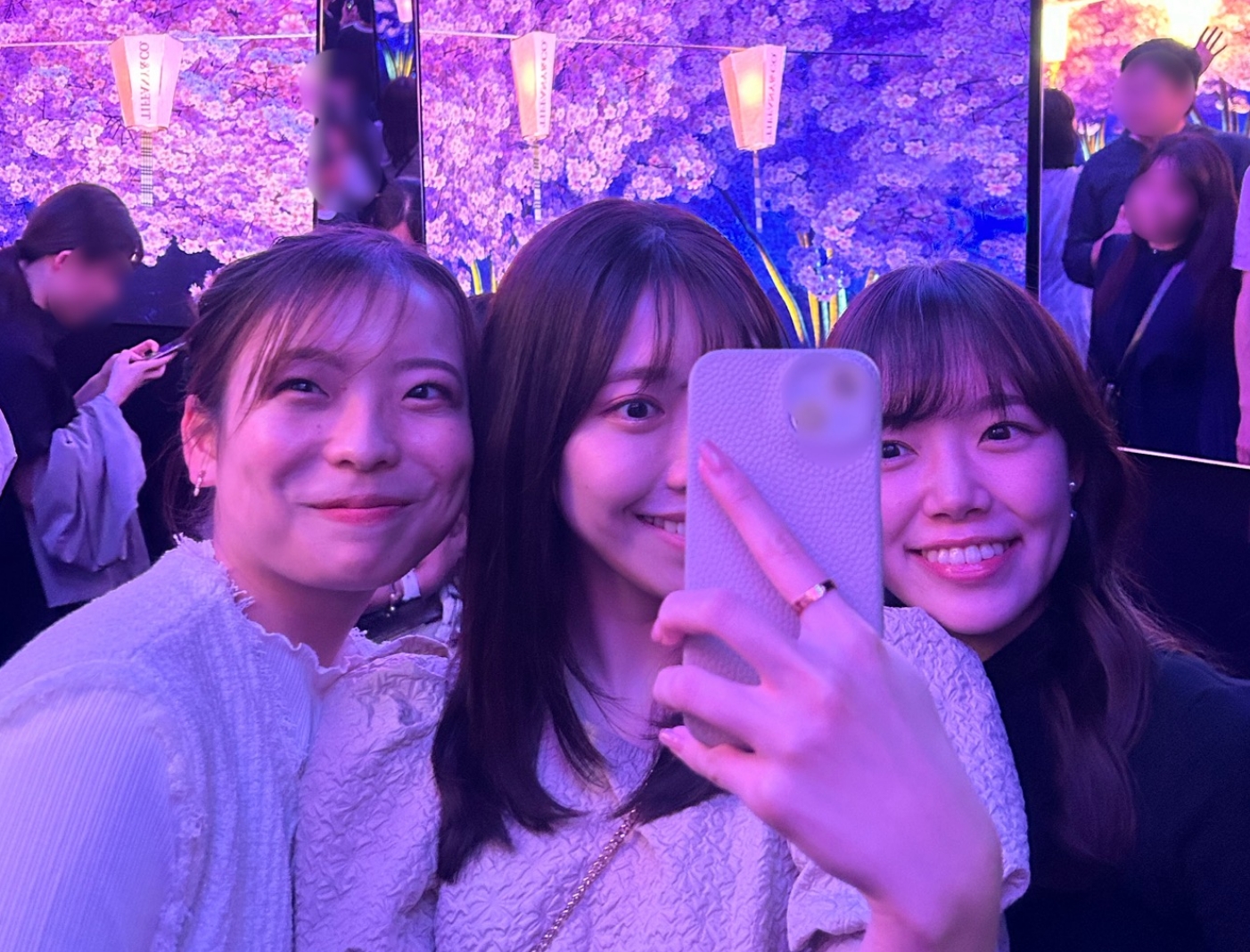 休日に部署が違う同期と訪れたティファニー ワンダー展！特に身長の何倍もある巨大スクリーンに映し出される映像が圧巻でした。