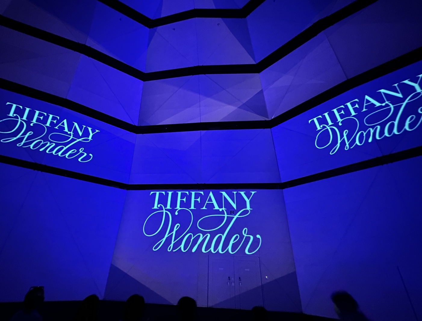 休日に部署が違う同期と訪れたティファニー ワンダー展！特に身長の何倍もある巨大スクリーンに映し出される映像が圧巻でした。