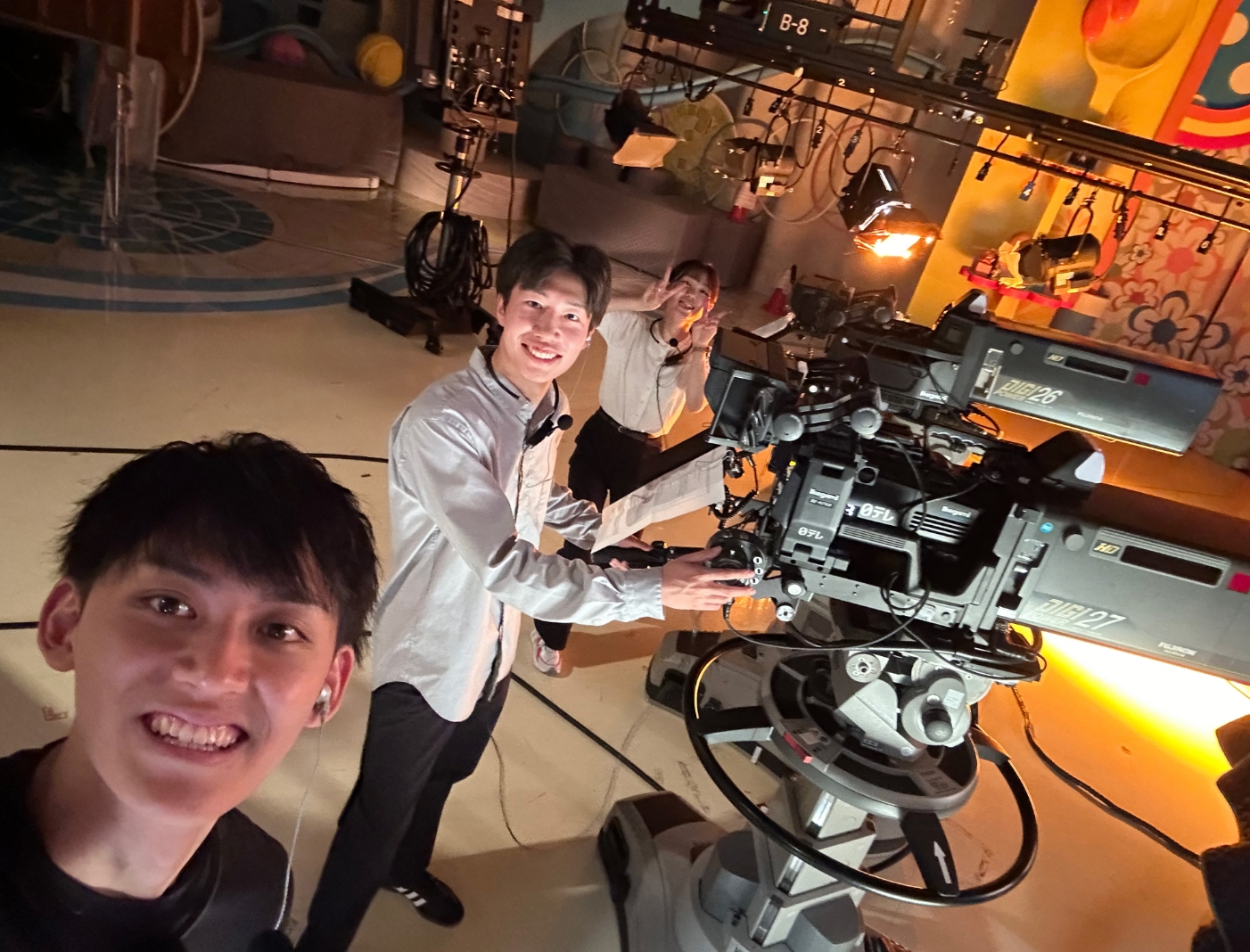 技術統括局研修では「ヒルナンデス!」のスタジオでカメラを触らせてもらいました。研修は初めて経験することばかりでした。