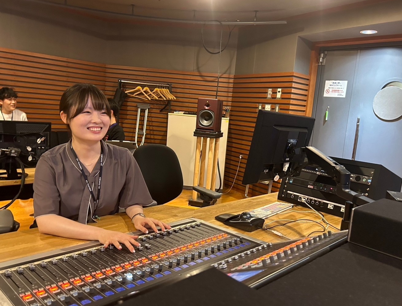 カメラ操作に感動しつつも、どの研修も楽しくて志望が揺らいでしまいそうでした。放送に関わる様々な音声を調整する「ミキサー」の仕事も楽しそう…！。