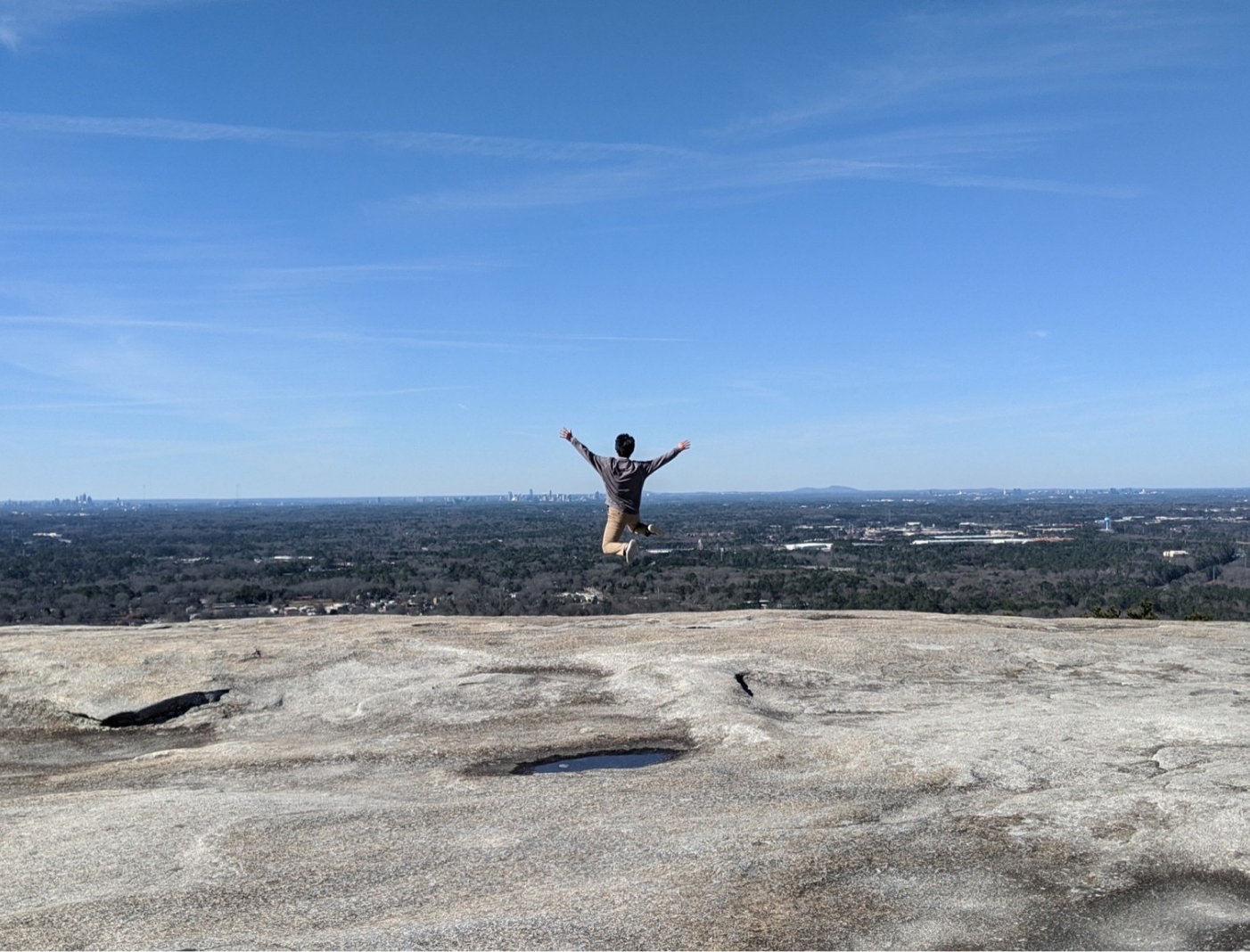海外での学会発表翌日、英語での発表を終えた解放感と大自然を前にした爽快感で高く飛んでいます！