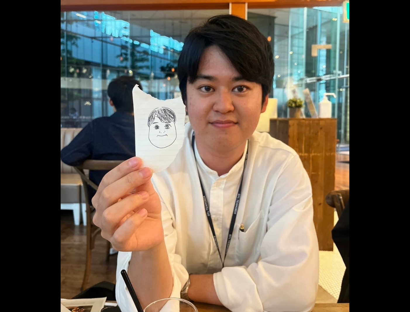 空き時間に似顔絵を描いてくれるユニークな人もいます。特徴を捉えすぎていますね…。