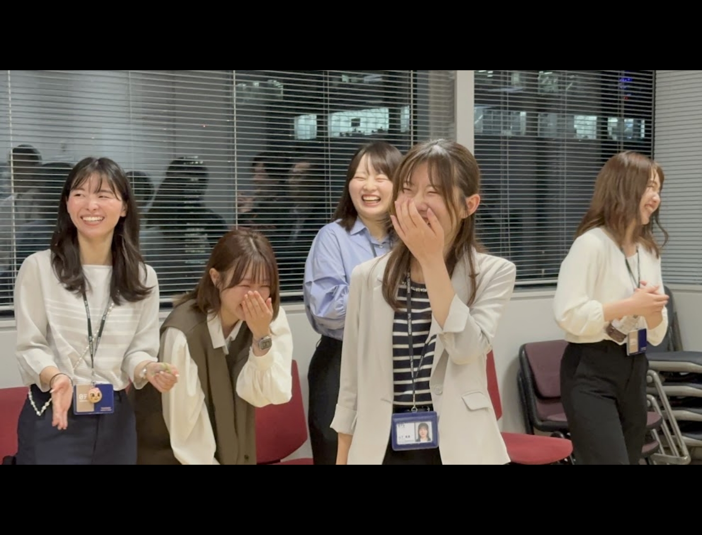 緊張の配属初日…とは思えないほどの満面の笑み。先輩方が温かく迎え入れてくれました！