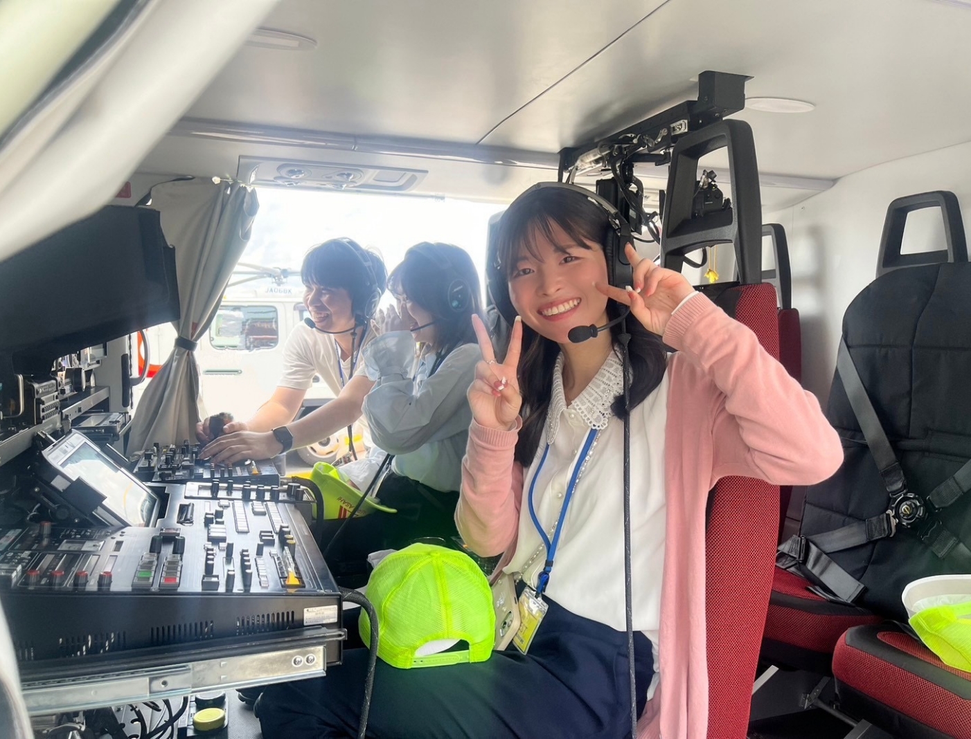 研修で報道ヘリコプターのVE（ビデオエンジニア）席に座らせてもらいました！＠都内のヘリポート後ろの同期と先輩の笑顔が素敵すぎて、とってもお気に入りの1枚です！