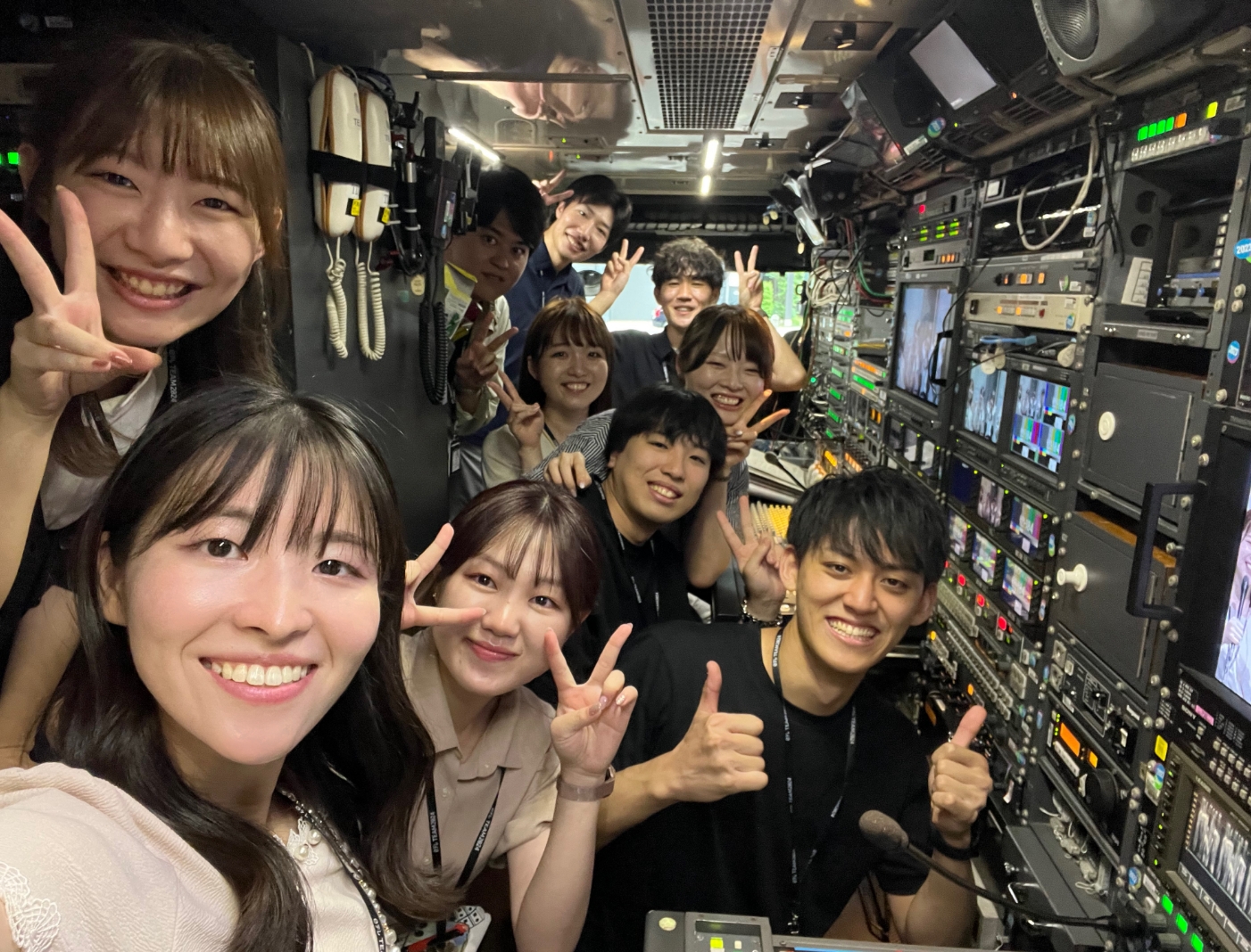 技術職の同期も中継車に乗りきらないくらいたくさんいて、楽しいです♪＠日テレの報道中継車