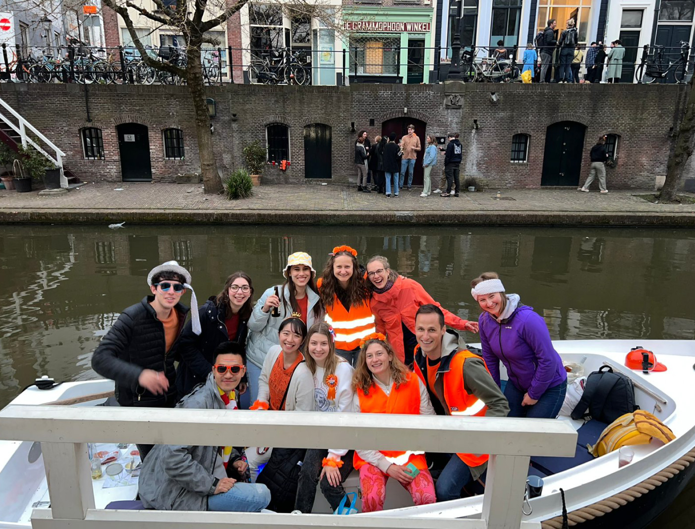 オランダ留学中に出会った友人たちと、王様の誕生日にボートパーティー！「オリンピックみたいに4年に1回、世界のどこかで集まろう」と約束できる、素敵なご縁です。