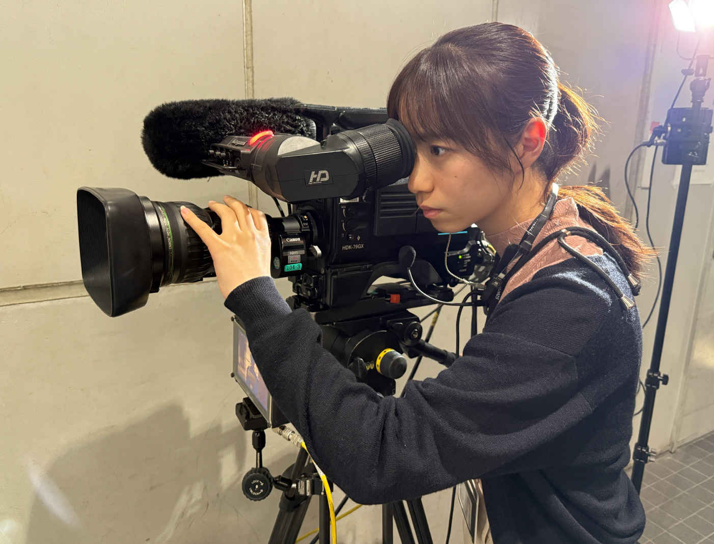 報道技術部研修での真剣な表情…左目で外の世界を見ながら右目で映像を確認するのが難しかったです。多方面から支えてくださる方々のお陰で放送が成り立っていると知りました。