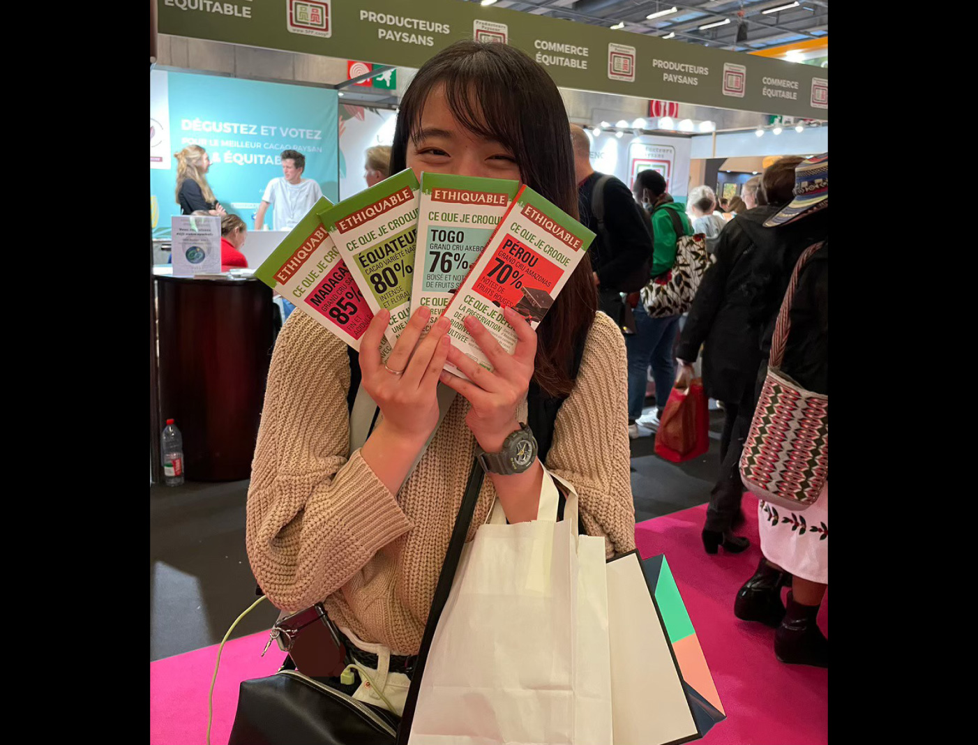 チョコレートの祭典「サロン・デュ・ショコラ」の本場・パリにて、チョコレートを買い込んで満面の笑み。いつかチョコレートをテーマに企画書を書いてみたいと思ったり思わなかったり…？