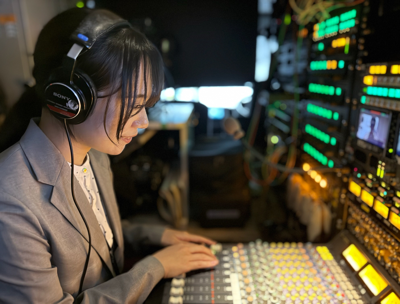 技術統括局研修での一枚。リポートを視聴者の方々に届けるために映像を調整中です！