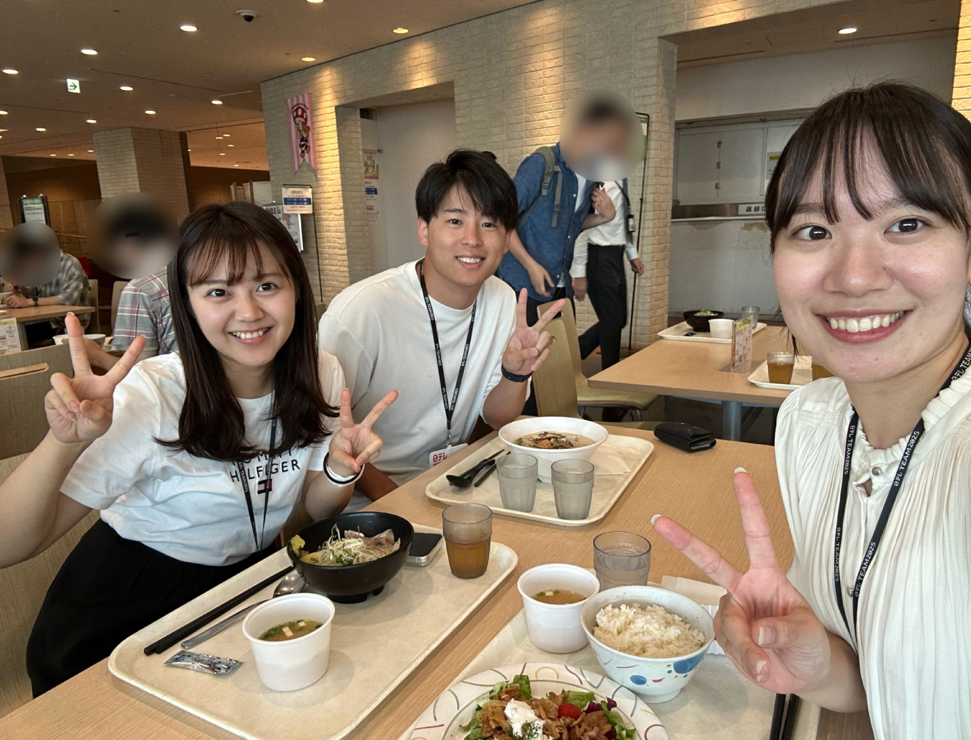 同じ階で働くDX推進局の同期たちと社食へ。個性豊かで優しい方が多いのも日テレの好きなところのひとつです！