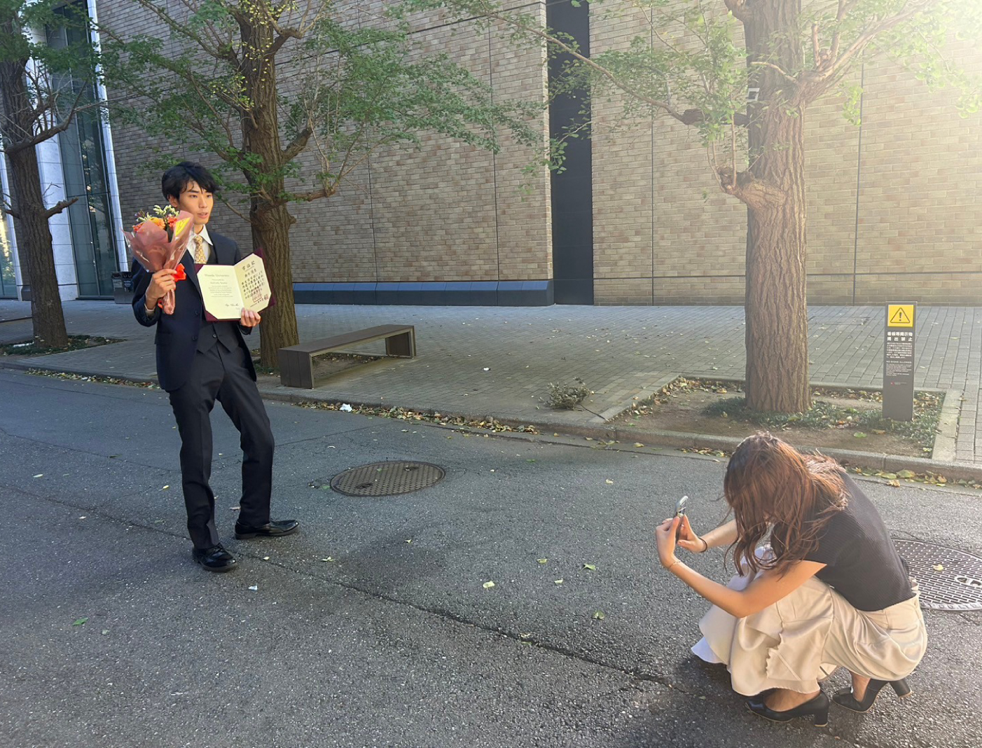 キツい体勢でも撮り続けてくれる心優しき同期。100枚近く撮ってくれました。