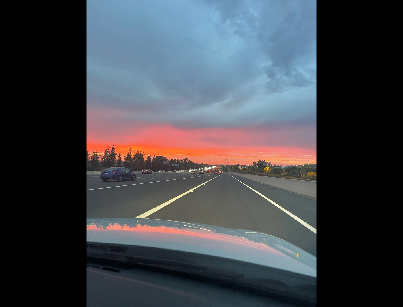 ピンクに染まる空を見ながらドライブ