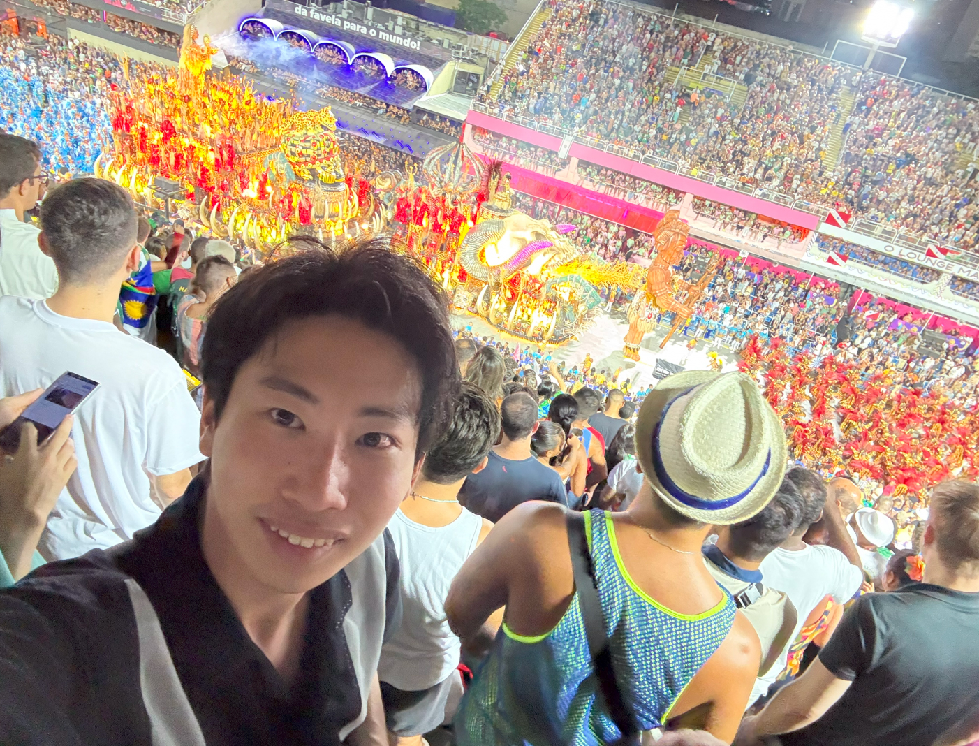 友人との卒業旅行で訪れたリオのカーニバルです！一チームあたりの人数も持ち時間も想像以上の規模で、4チームのパフォーマンスを見るのに丸一晩かかりました！！