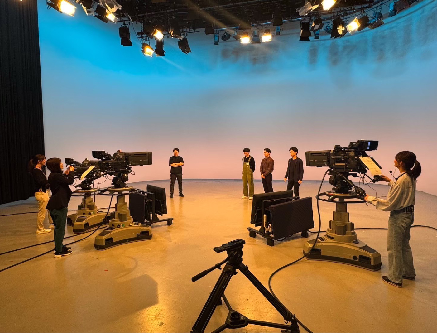 技術の研修で、スタジオでの番組収録の様子を疑似体験させていただいた場面です