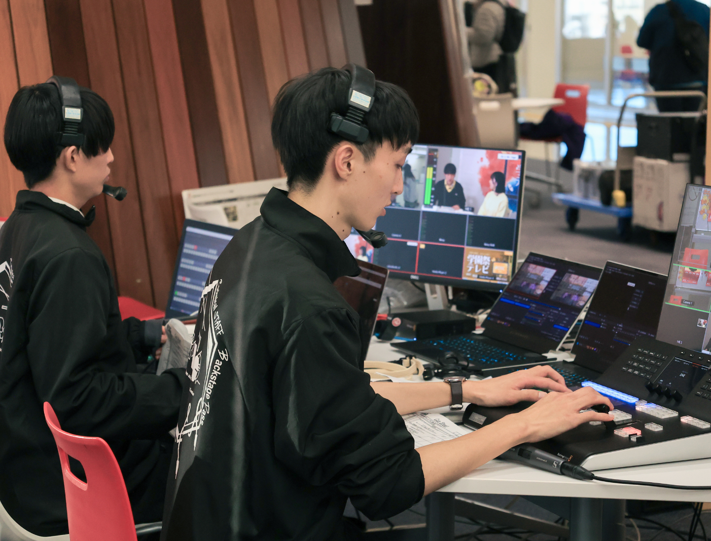 放送サークルで生放送中の私。この画像ではスイッチャーを担当しています。3回ある学祭をみんなギリギリになりながら全て生放送で完遂したのは良い思い出です。