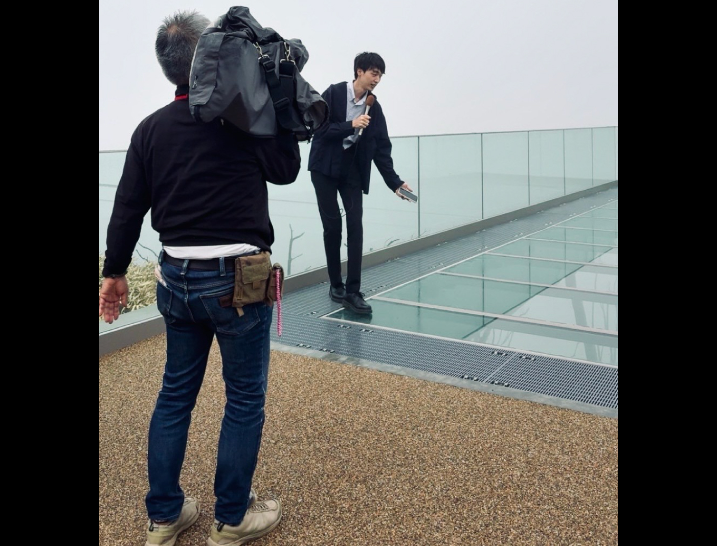 リポートで苦戦中の私。本来は「見てください！この絶景！」とか言うつもりでしたが、ご覧の通り何も見えませんでした。