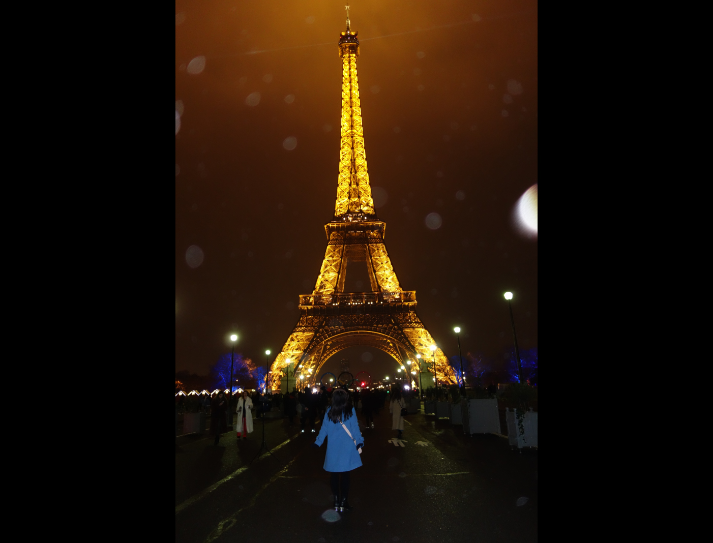 ずっと見たかったエッフェル塔。思わずわぁ〜っと声を上げて見上げてしまう迫力でした。