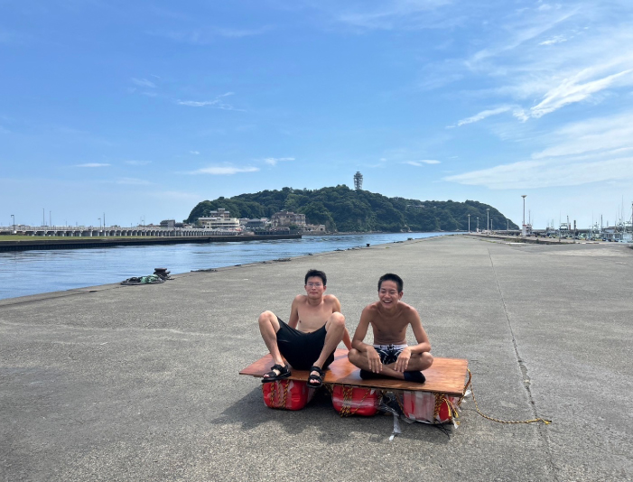 イカダ川下りゴール時。このあと、急いで大学の最終試験を受けに行きました。