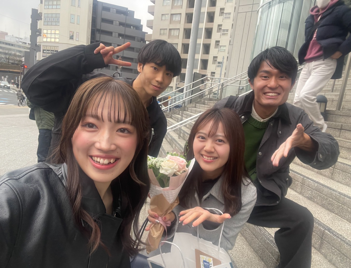 わざわざサークルの公演に駆けつけてくれた同期たち。心優しい仲間に囲まれて幸せです。