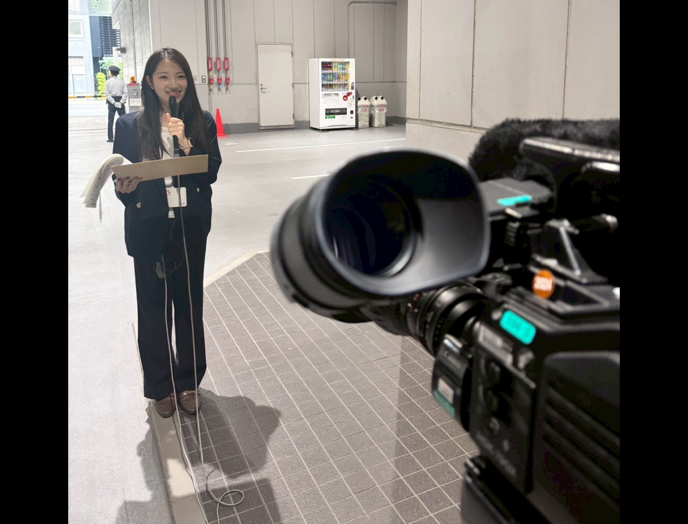 報道研修の時の写真です。一分一秒を争う報道の現場を体験できたのは貴重な経験でした。