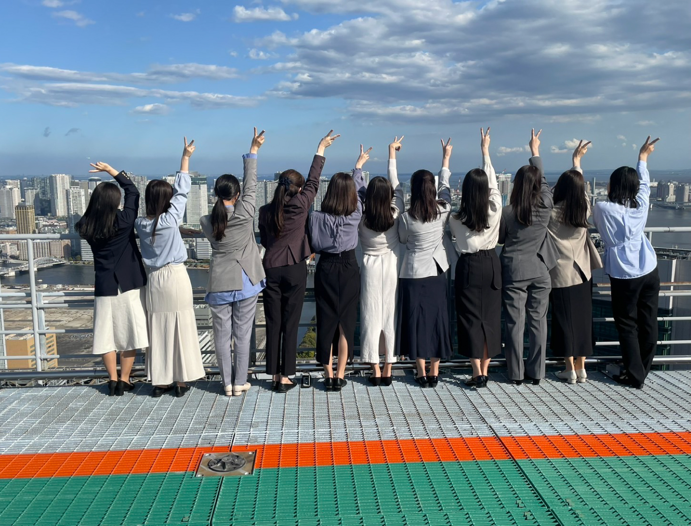 全体研修で屋上を見学。みんなで一緒にいられる時間が長いようで短く同期との大切な思い出になりました。