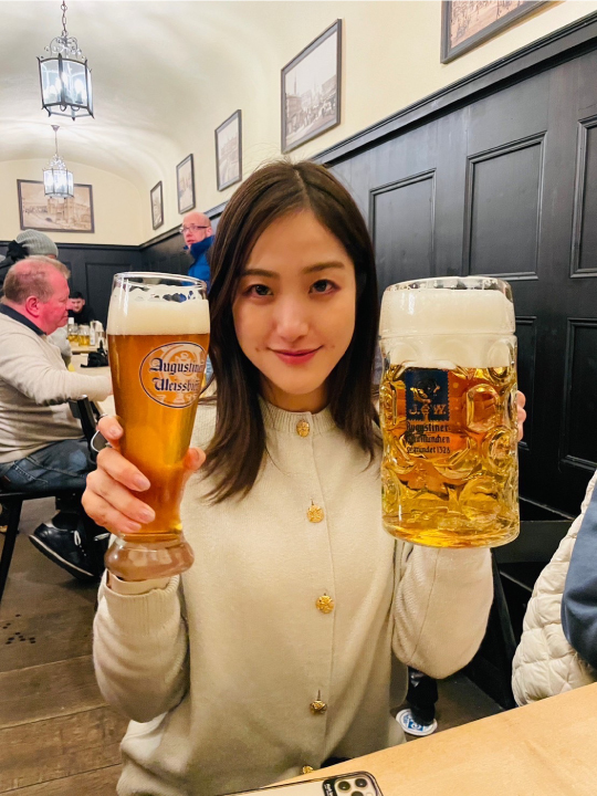 ドイツで飲んだどでかビール。※我が物顔で持っていますが実はあまりビールが飲めません。