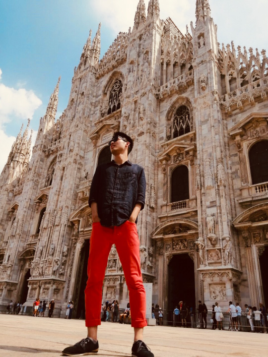 大学に入ってすぐに友人が企画していたイタリア旅行に飛び入り参加しました。赤いパンツを履き、誰よりもカッコつけた写真を撮りまくりました。人生の夏休みなので許されますよね！