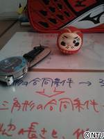 0119tsukue_daruma.jpg