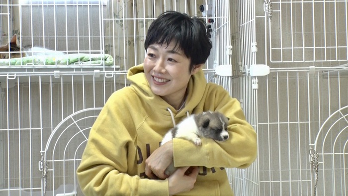 有働由美子・石田ゆり子が本気でお手伝い！生まれて3週間の子犬の