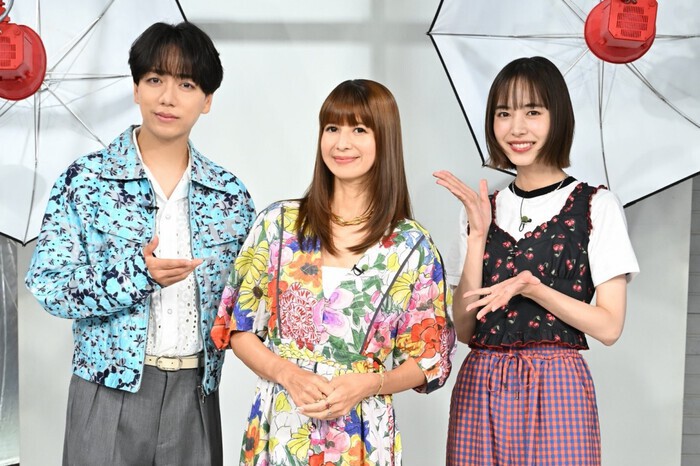 吉川ひなの　プロデュース　アンティーク風　テレビ台　テレビボード 吉川ひなの 7年ぶりのテレビ出演で明かす10代当時の複雑な胸中 3人の