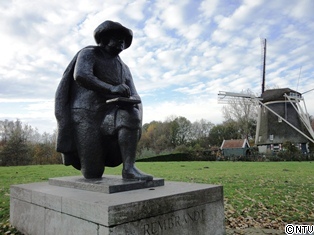 アムステルダムのレンブラント像
