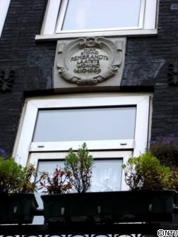 最期の借家に残るレリーフ