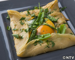 もこみち流　カマンベールのガレット　～卵と季節の野菜をのせて～