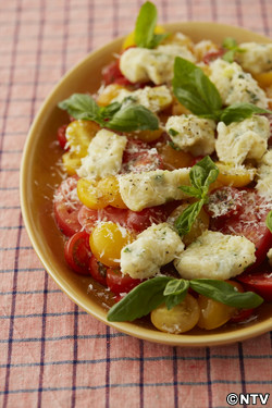 もこみち流　バジル入りニョッキとカラフルトマト