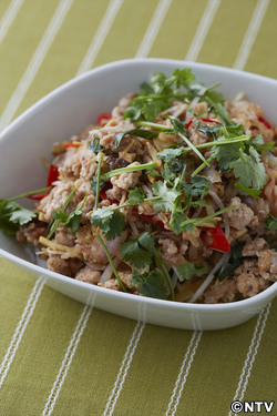 もこみち流　タイ風 鶏ひきのピリ辛炒め丼