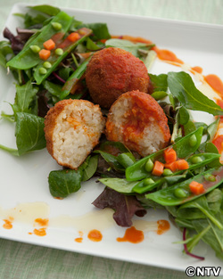 もこみち流 ガーリックの香りのライスボール ~トマトソースとともに~