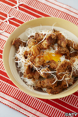 もこみち流 豚肉と黒こしょうのスパイシー揚げ丼~おんたまのせ〜