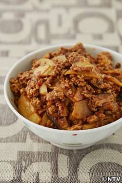 もこみち流　じゃがいもとひき肉の辛みそ炒め丼