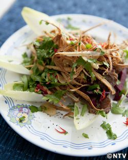 もこみち流　牛肉と揚げごぼうのサラダ