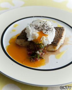 もこみち流　白身魚のベジタブルトマトソース　　～ポーチドエッグのせ～