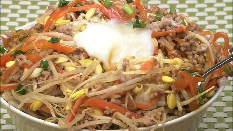 もこみち流　豚ひき肉と豆もやしのビビンパ